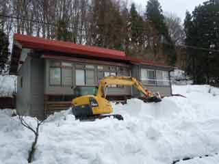 ユンボで母屋を除雪